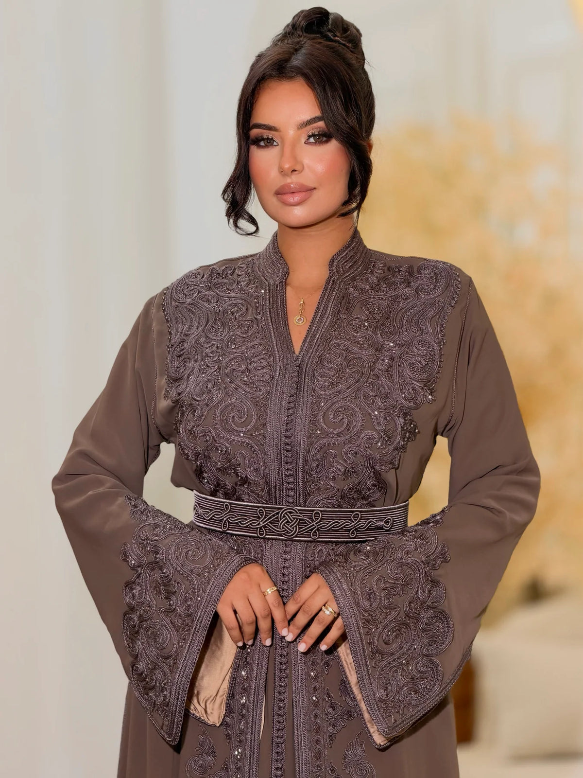 Takchita Wijdane marrón – Vestido marroquí de ceremonia de dos piezas