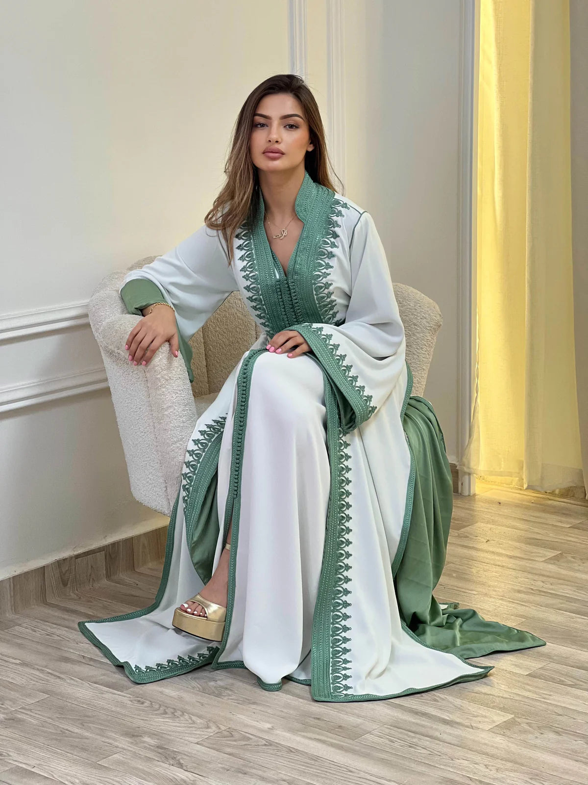 Takchita Fatima Blanco – Vestido ceremonial marroquí de dos piezas – vista del producto 4