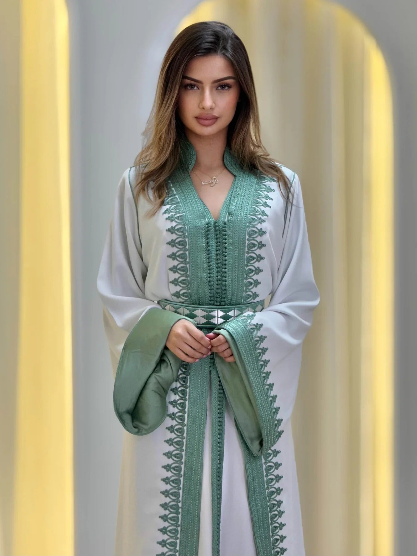 Takchita Fatima Blanco – Vestido ceremonial marroquí de dos piezas – vista del producto 5
