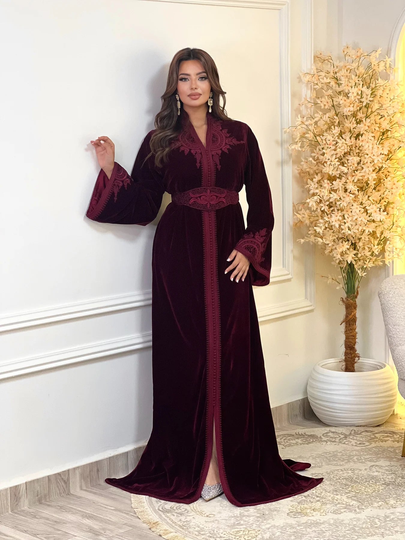 Caftán Insaf Borgoña – Vestido marroquí hecho a mano – vista del producto 3