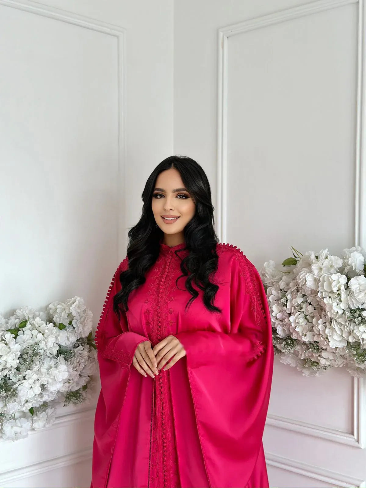 Abaya Kaltoum Rosa – Elegante túnica marroquí para casa y reuniones