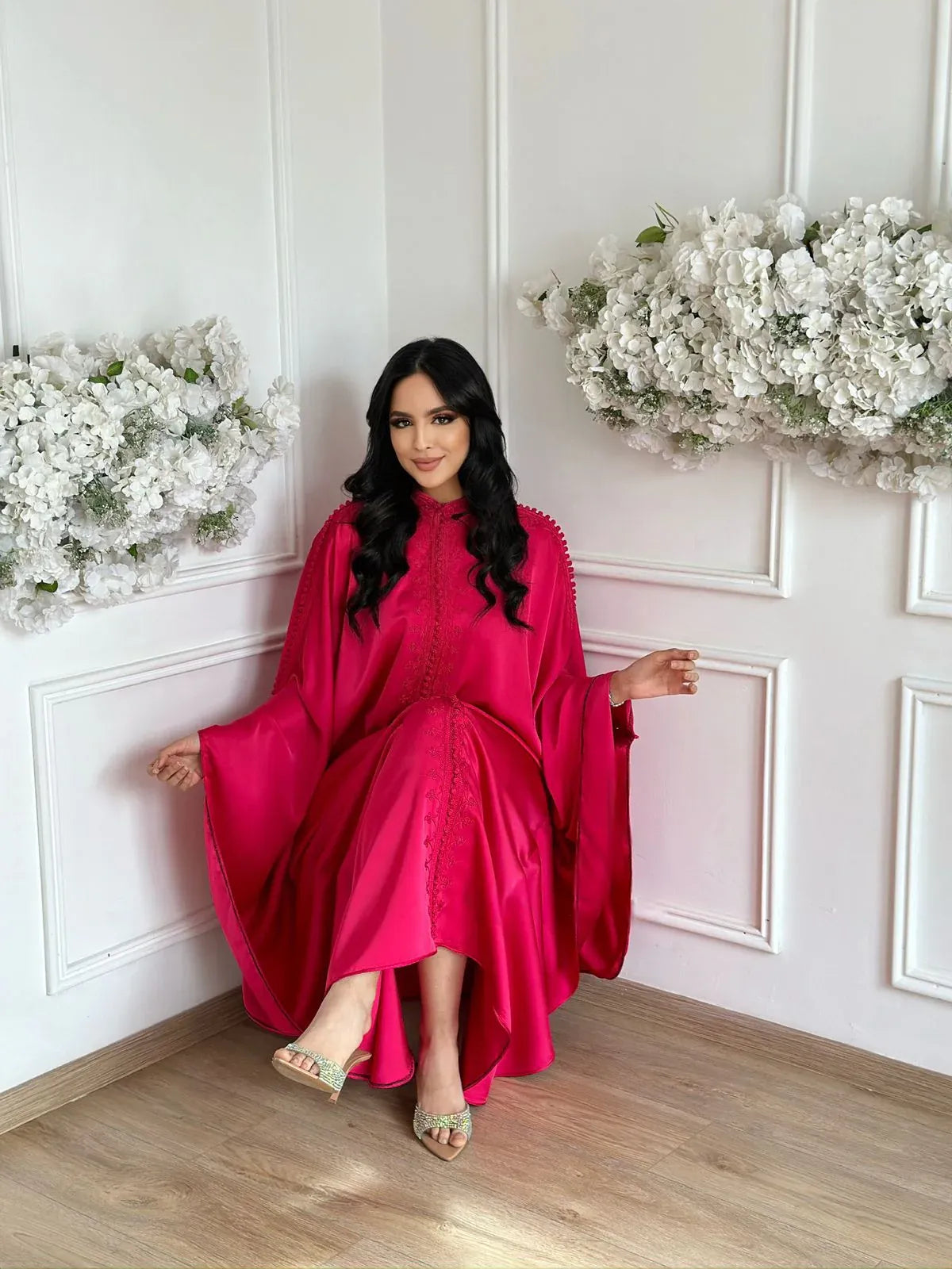 Abaya Kaltoum Rosa – Elegante túnica marroquí para casa y reuniones – vista del producto 3
