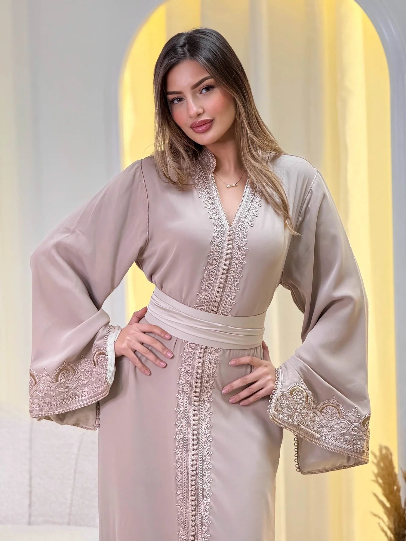Caftán Sajida Beige – Vestido marroquí hecho a mano – vista del producto 5