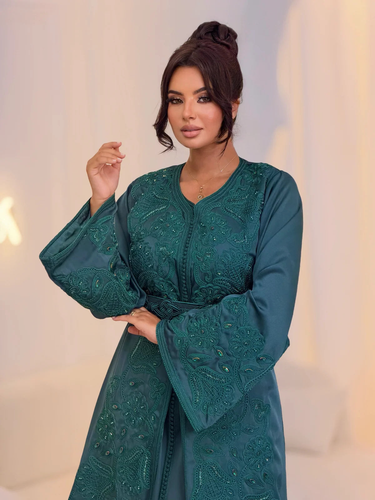 Takchita Aminaa azul verdoso – Vestido marroquí de ceremonia de dos piezas