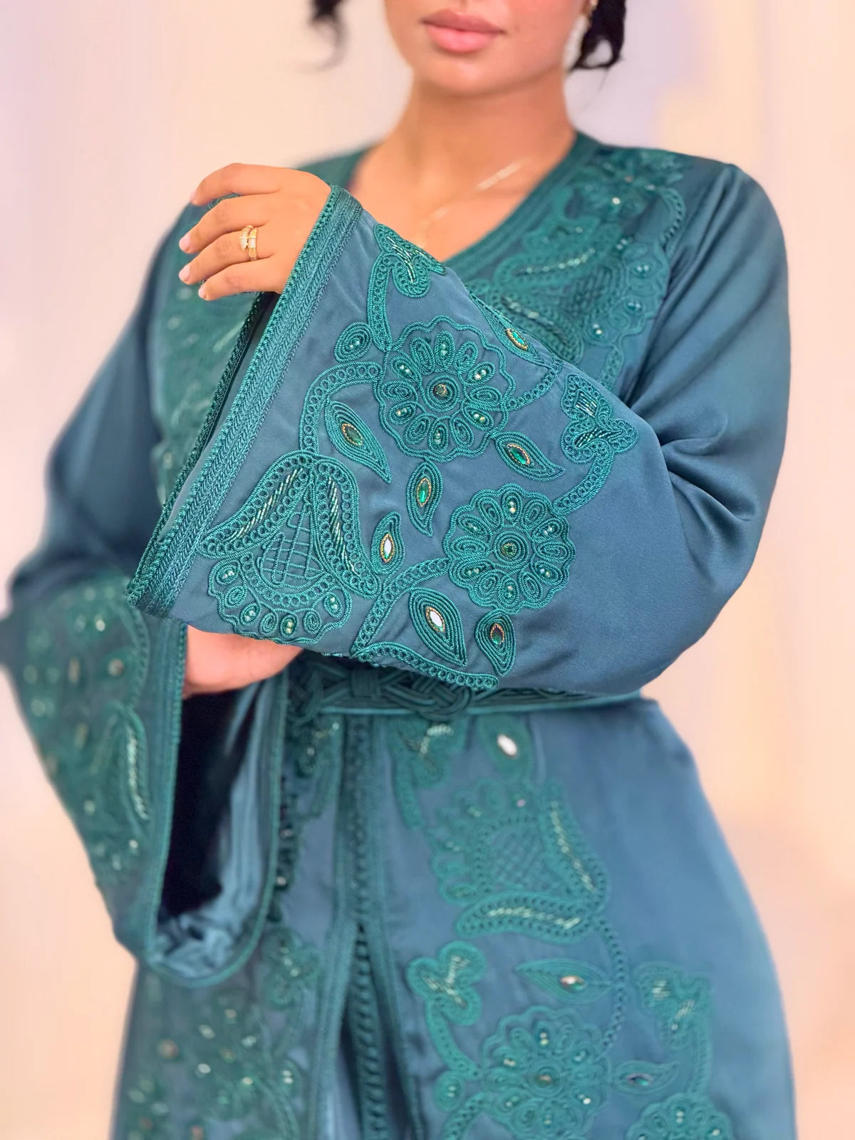 Takchita Aminaa azul verdoso – Vestido marroquí de ceremonia de dos piezas