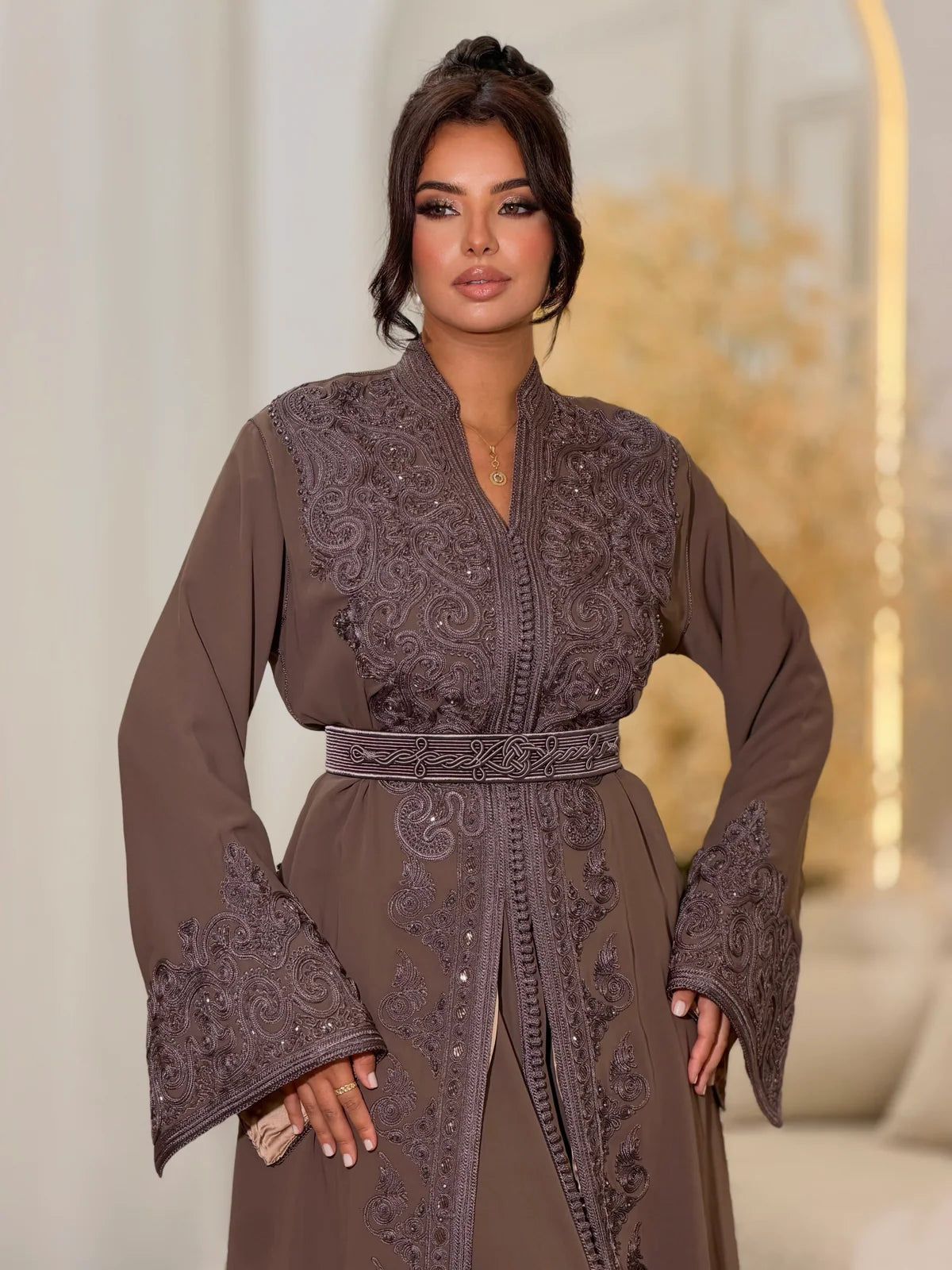 Takchita Wijdane marrón – Vestido marroquí de ceremonia de dos piezas