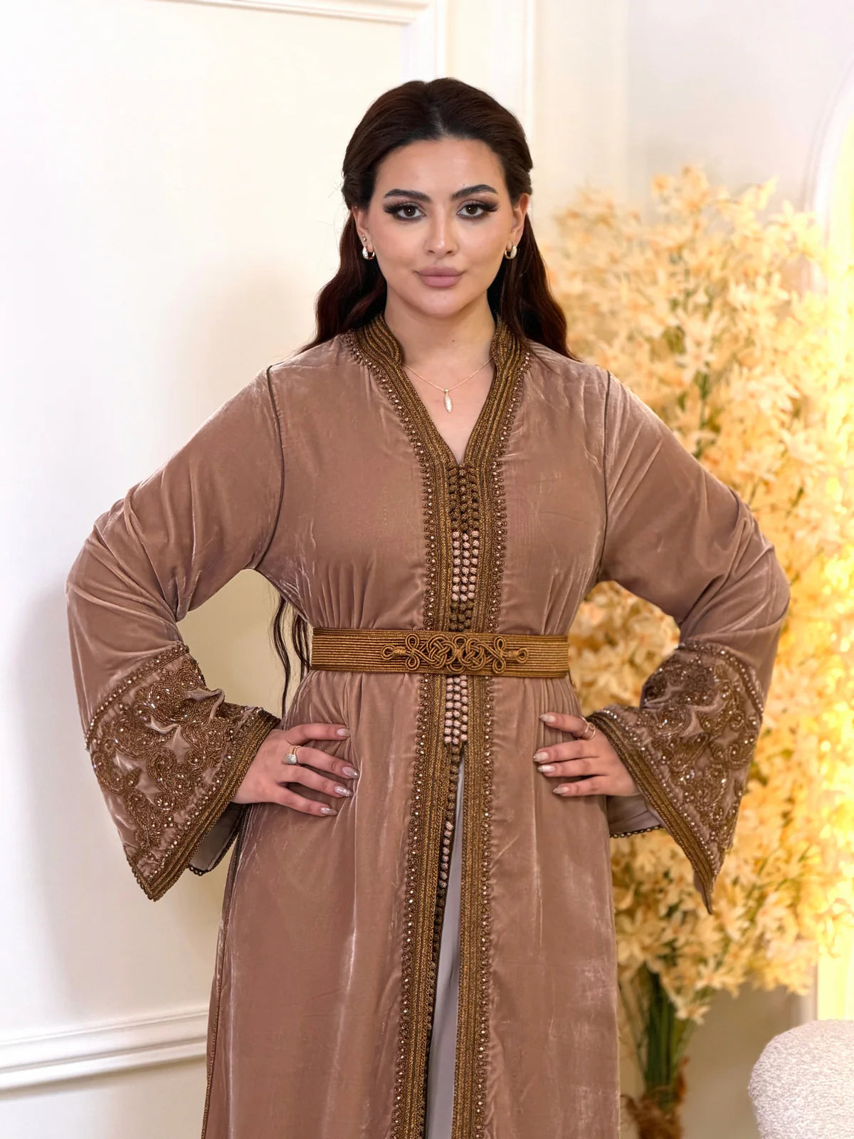 Takchita Khadija Marrón – Vestido ceremonial marroquí de dos piezas – vista del producto 3