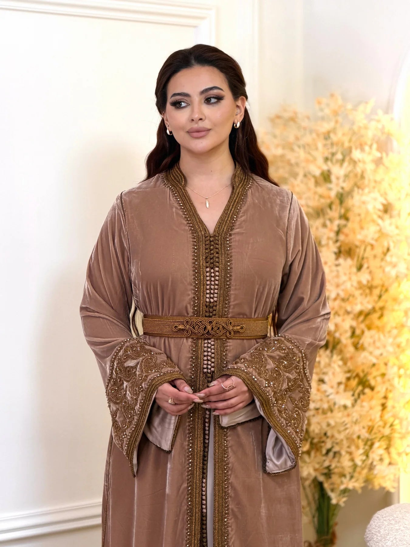 Takchita Khadija Marrón – Vestido ceremonial marroquí de dos piezas – vista del producto 5