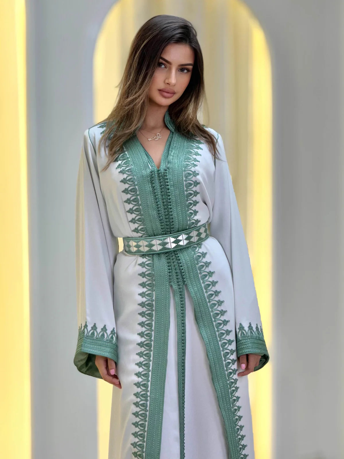 Takchita Fatima Blanco – Vestido ceremonial marroquí de dos piezas – vista del producto 6