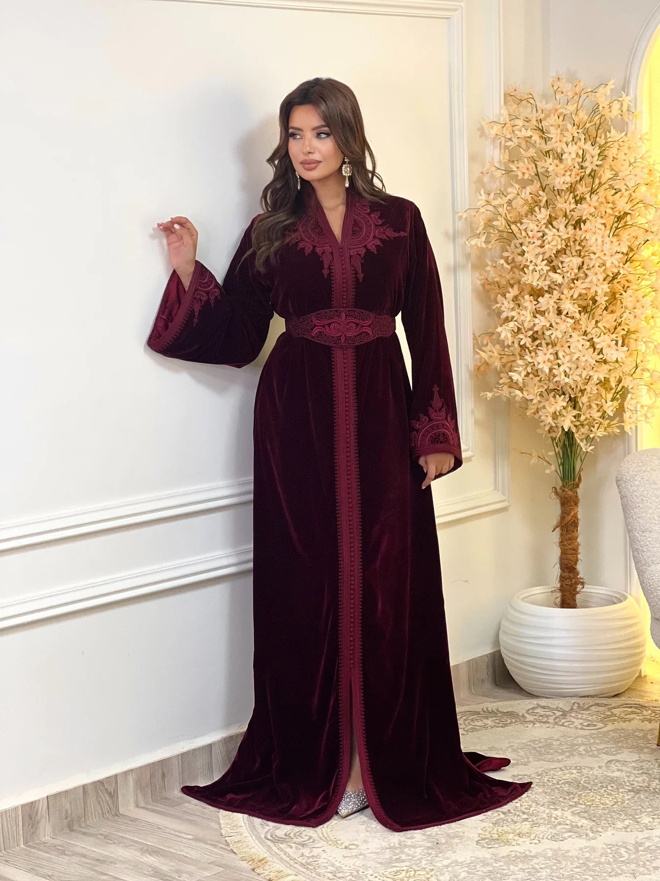 Caftán Insaf Borgoña – Vestido marroquí hecho a mano – vista del producto 4