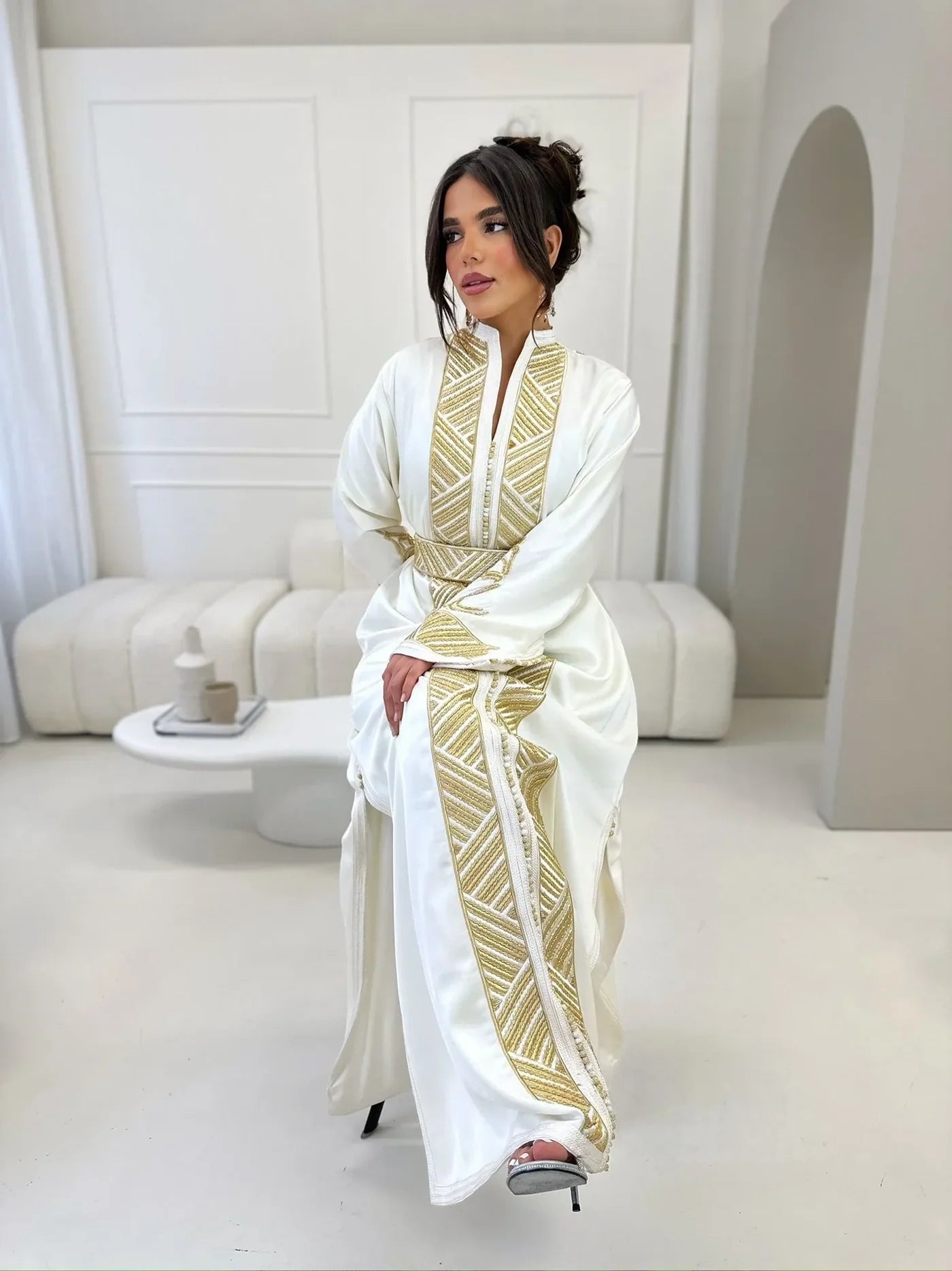 Caftán Chorok Blanco – Vestido marroquí hecho a mano – vista del producto 2