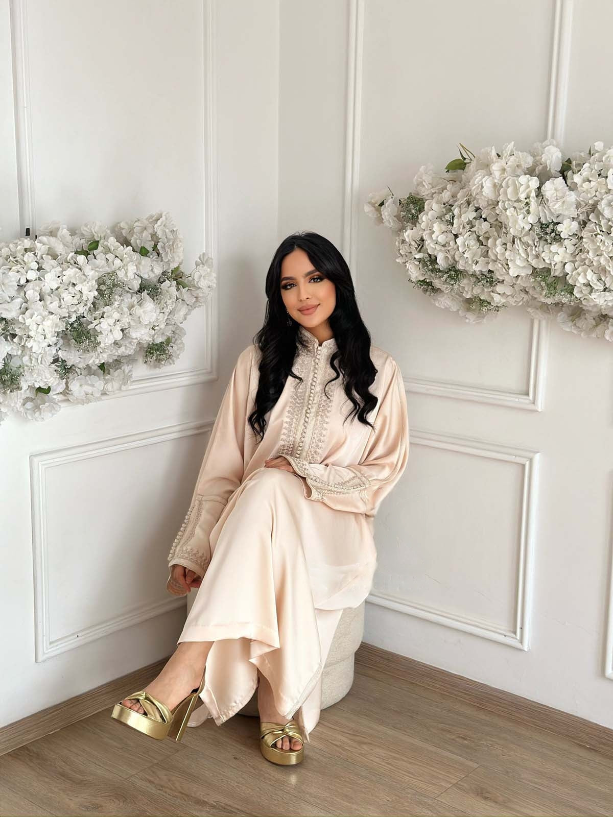 Abaya Sawsan Beige – Túnica marroquí elegante para casa y reuniones – vista del producto 2