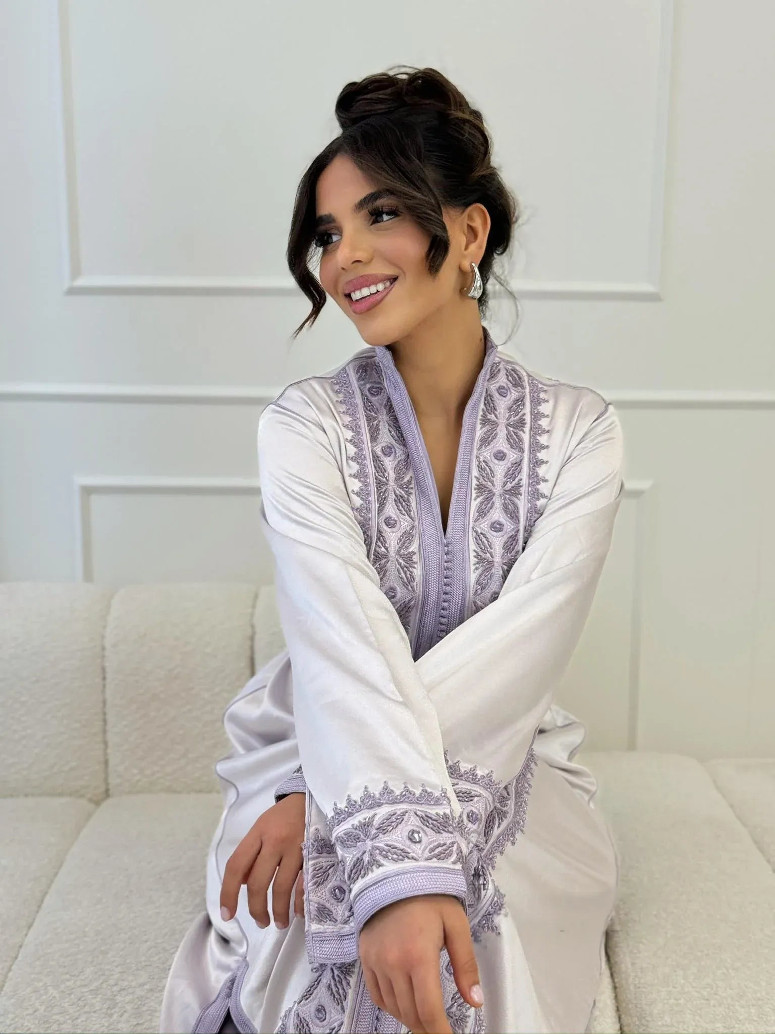 Caftán Saida Gris – Vestido marroquí hecho a mano – vista del producto 3