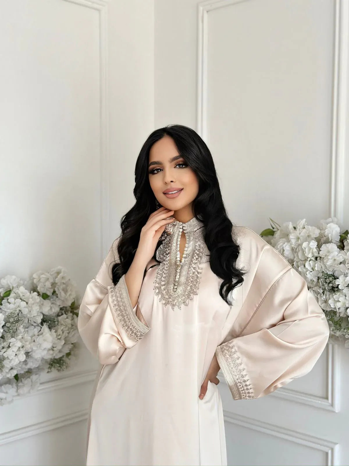 Abaya Zohor Beige – Elegante túnica marroquí para casa y reuniones