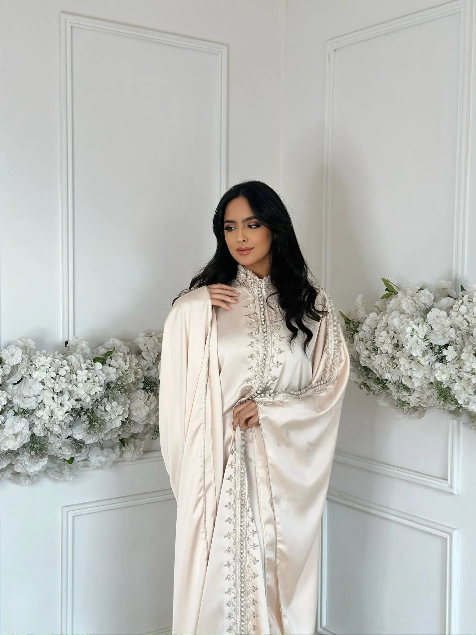 Abaya Siwar Blanco – Elegante túnica marroquí para casa y reuniones