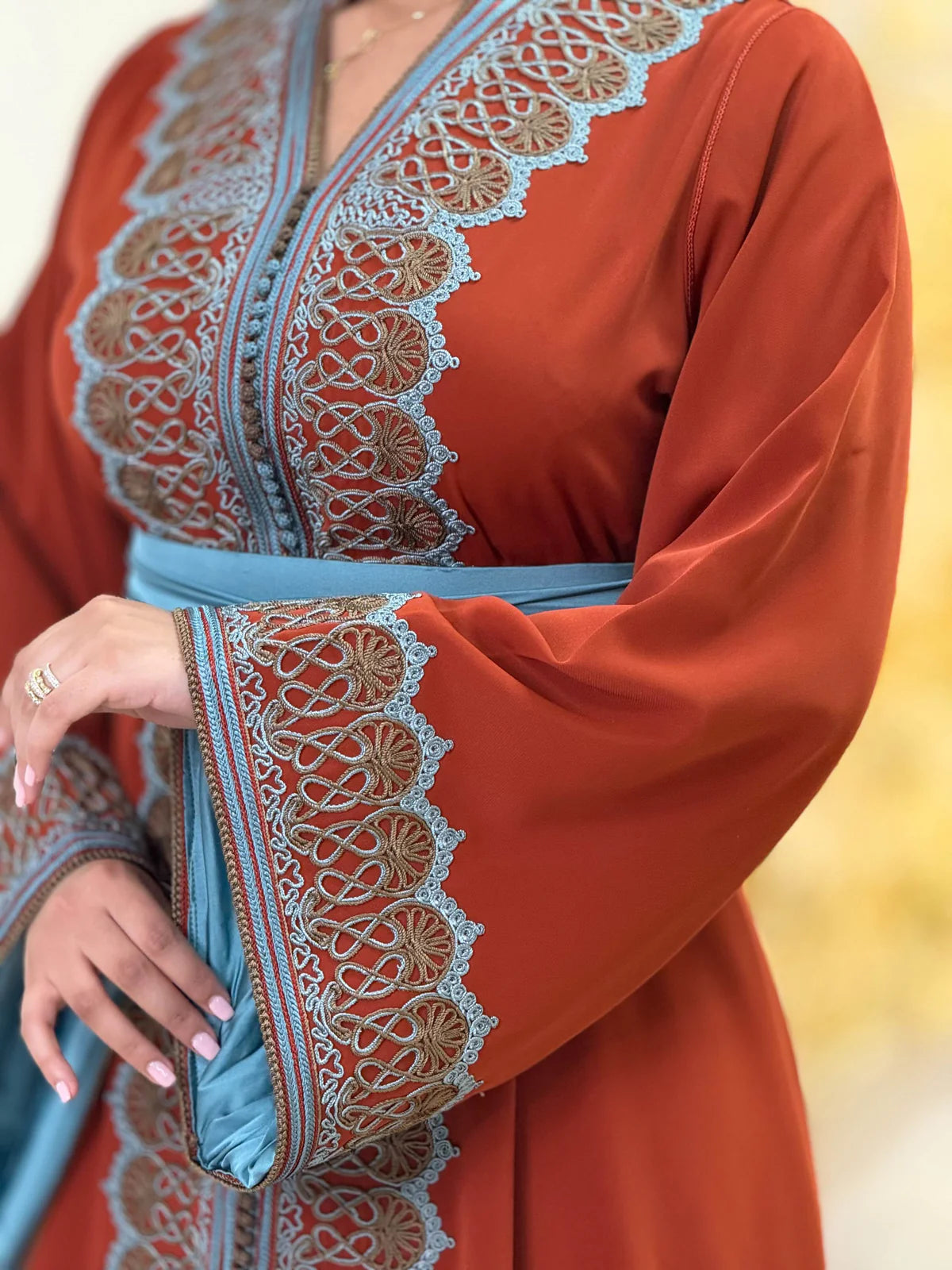 Caftán Rawia Rojo – Vestido marroquí hecho a mano – vista del producto 7