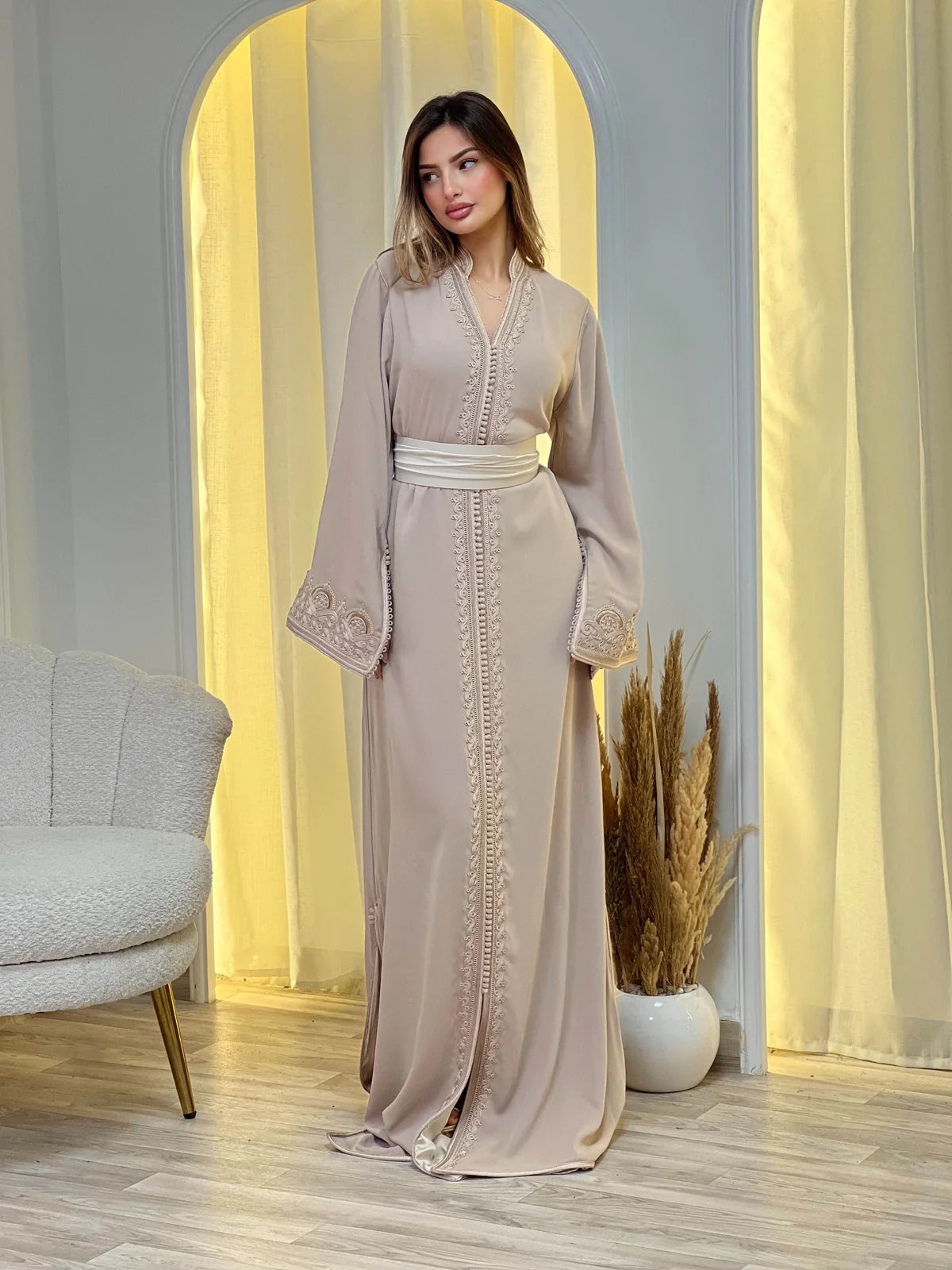 Caftán Sajida Beige – Vestido marroquí hecho a mano – vista del producto 3