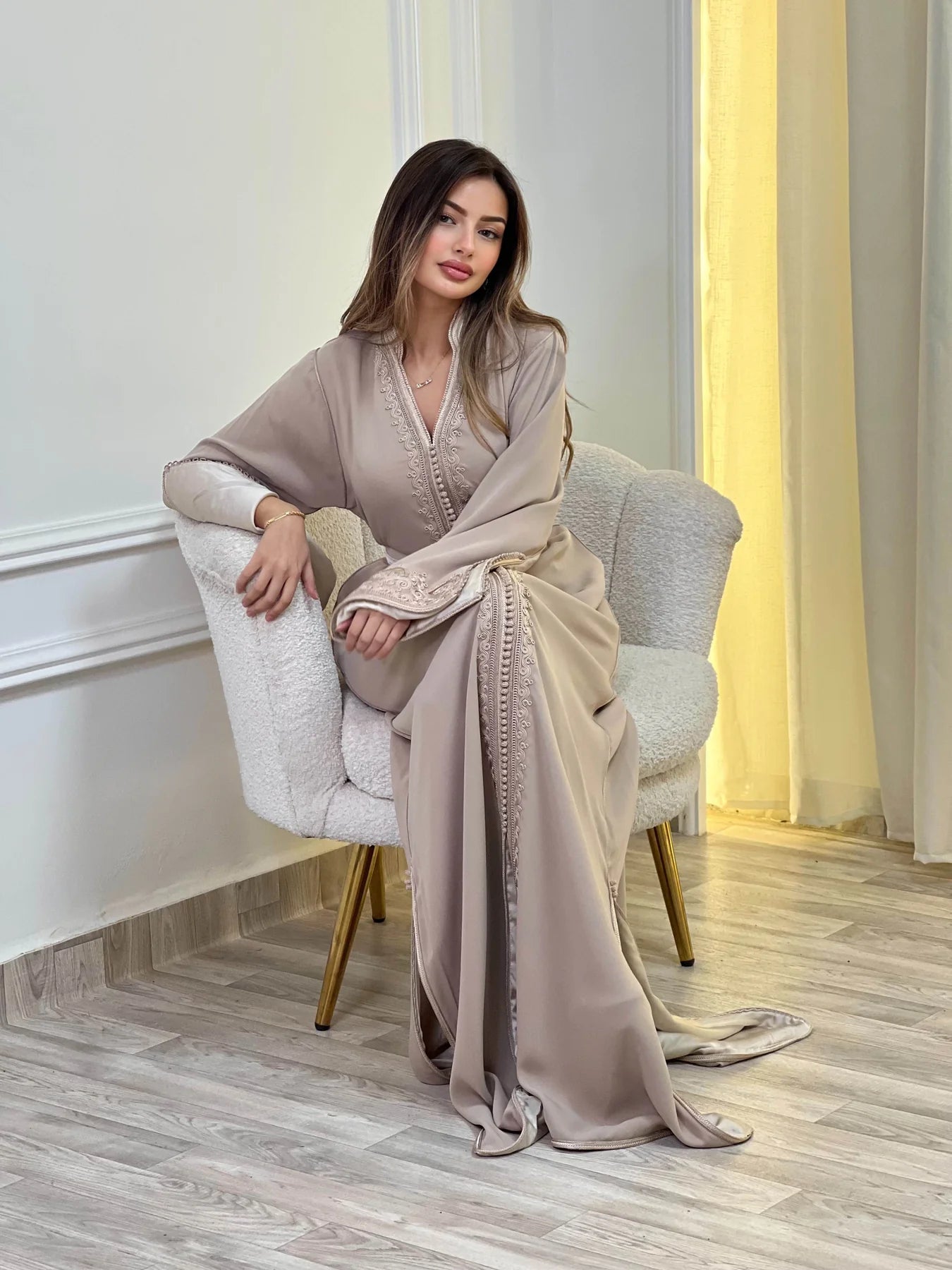 Caftán Sajida Beige – Vestido marroquí hecho a mano – vista del producto 4